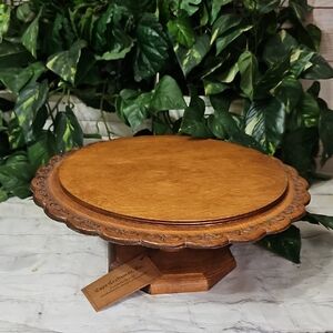 Cape Craftsmen NWT Early American Wooden Cake Stand W/ Scalloped, Carved Design